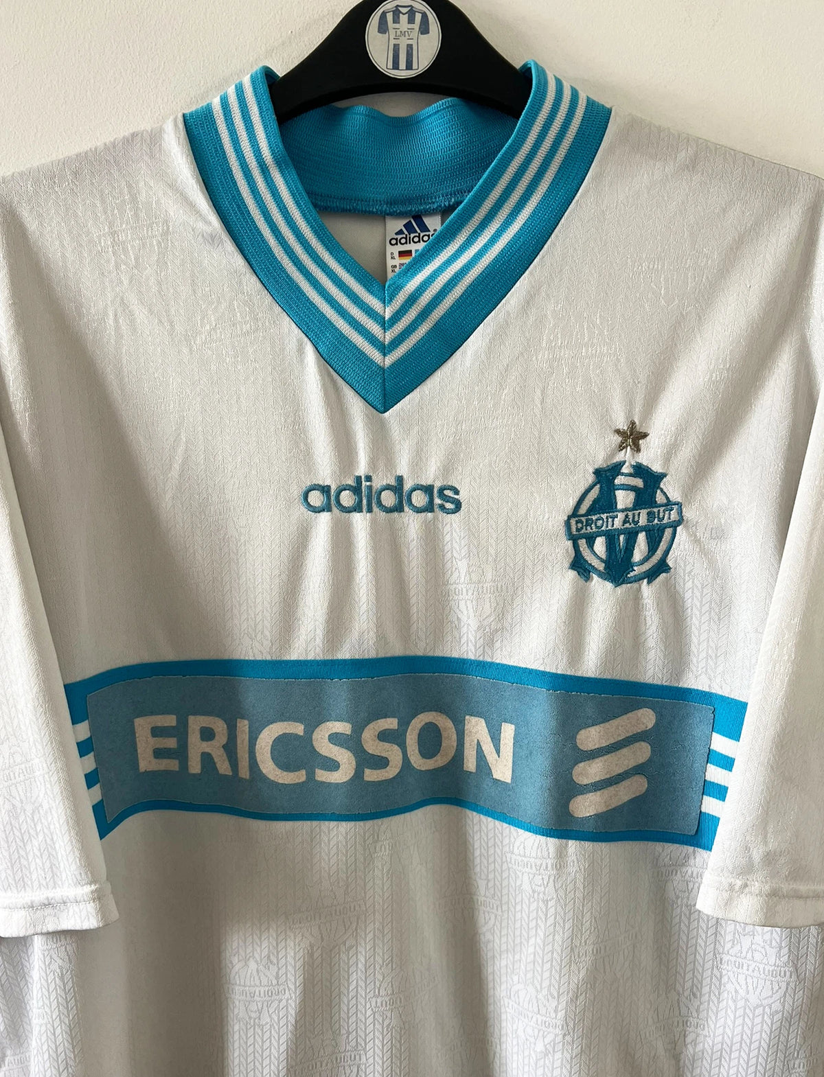 Maillot de foot vintage domicile blanc et bleu de l'OM 1997/1998. On peut retrouver l'équipementier Adidas et le sponsor Ericsson. Il s'agit d'un maillot authentique d'époque.