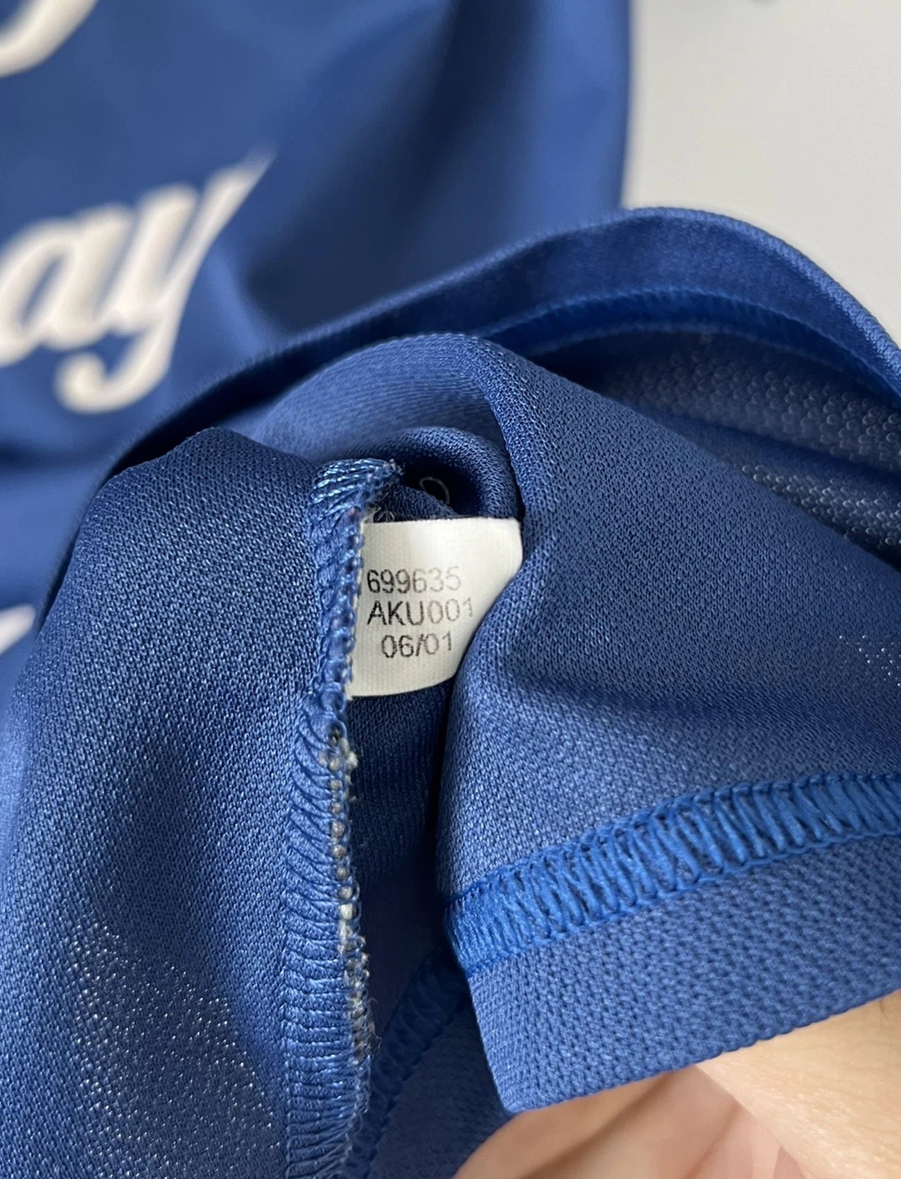 Maillot de foot vintage domicile de l'OM de la saison 2001-2002. Le maillot est de couleur bleu et blanc. On peut retrouver l'équipementier adidas et le sponsor khalifa airways. Il s'agit d'un maillot authentique d'époque comportant les numéros 699635