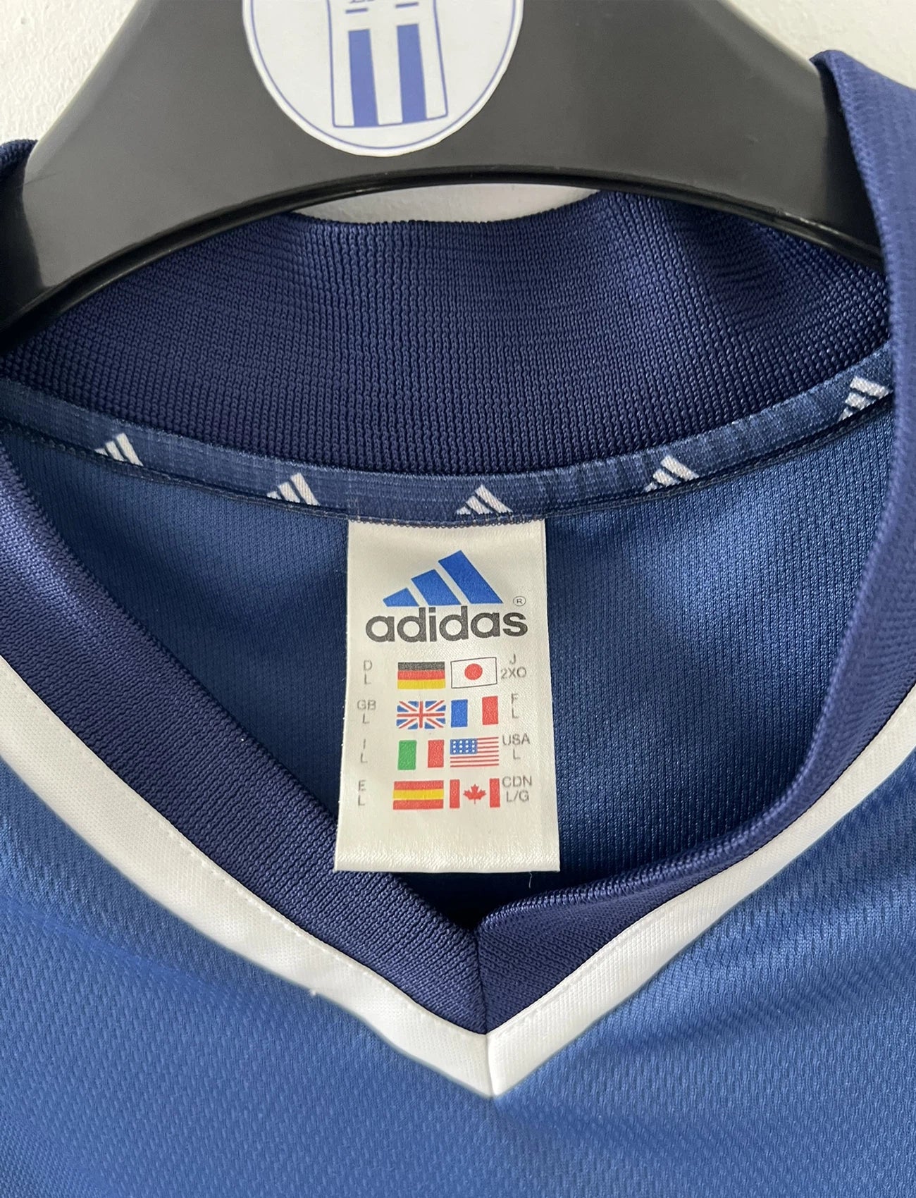 Maillot de foot vintage domicile de l'OM de la saison 2001-2002. Le maillot est de couleur bleu et blanc. On peut retrouver l'équipementier adidas et le sponsor khalifa airways. Il s'agit d'un maillot authentique d'époque comportant les numéros 699635
