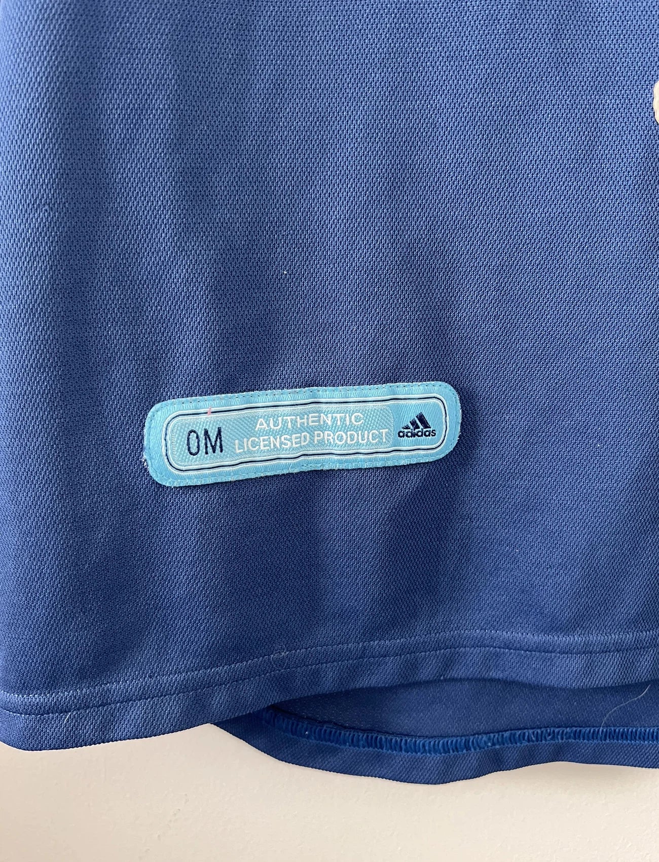 Maillot de foot vintage domicile de l'OM de la saison 2001-2002. Le maillot est de couleur bleu et blanc. On peut retrouver l'équipementier adidas et le sponsor khalifa airways. Il s'agit d'un maillot authentique d'époque comportant les numéros 699635