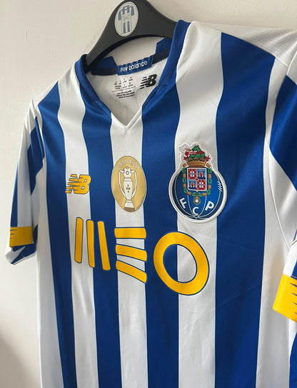 Maillot de foot vintage domicile bleu et blanc du FC Porto 2020/2021. On peut retrouver l'équipementier New Balance et les sponsors Meo et Super Bock. Il s'agit d'un maillot authentique d'époque.