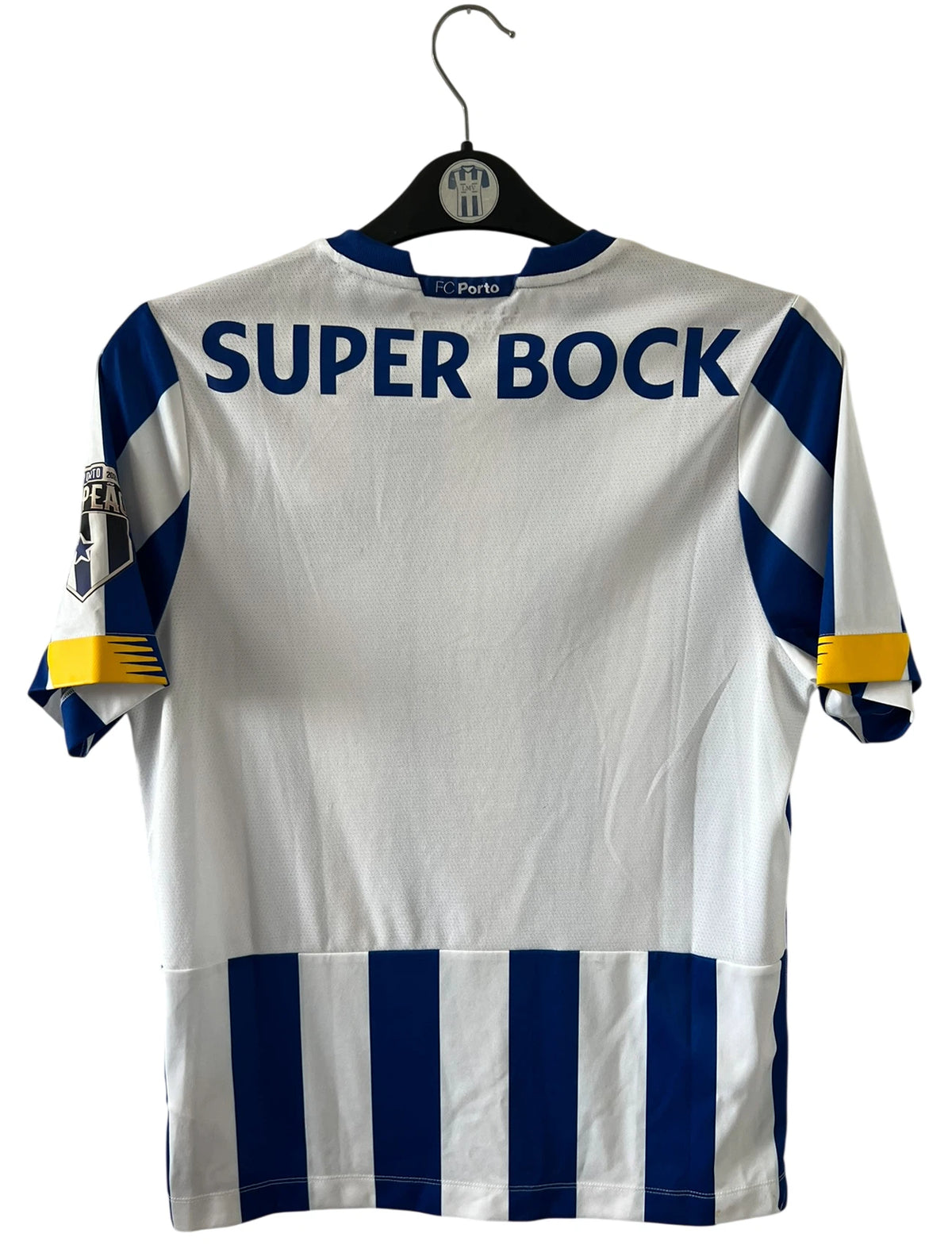Maillot de foot vintage domicile bleu et blanc du FC Porto 2020/2021. On peut retrouver l'équipementier New Balance et les sponsors Meo et Super Bock. Il s'agit d'un maillot authentique d'époque.