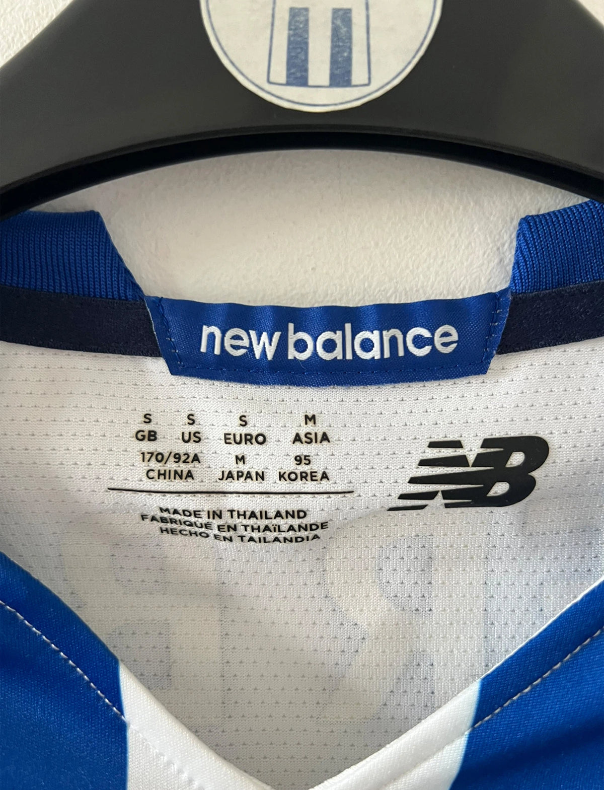 Maillot de foot vintage domicile bleu et blanc du FC Porto 2020/2021. On peut retrouver l'équipementier New Balance et les sponsors Meo et Super Bock. Il s'agit d'un maillot authentique d'époque.