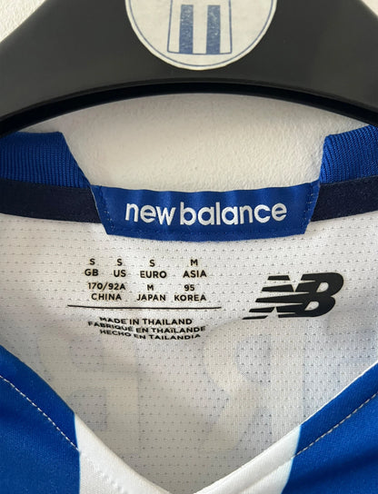 Maillot de foot vintage domicile bleu et blanc du FC Porto 2020/2021. On peut retrouver l'équipementier New Balance et les sponsors Meo et Super Bock. Il s'agit d'un maillot authentique d'époque.