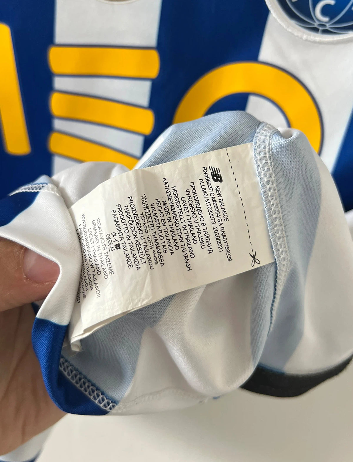 Maillot de foot vintage domicile bleu et blanc du FC Porto 2020/2021. On peut retrouver l'équipementier New Balance et les sponsors Meo et Super Bock. Il s'agit d'un maillot authentique d'époque.