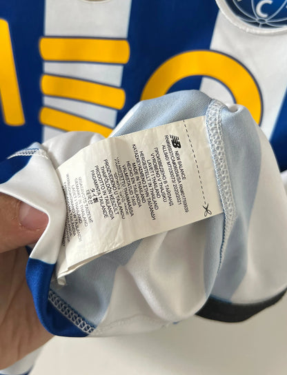 Maillot de foot vintage domicile bleu et blanc du FC Porto 2020/2021. On peut retrouver l'équipementier New Balance et les sponsors Meo et Super Bock. Il s'agit d'un maillot authentique d'époque.