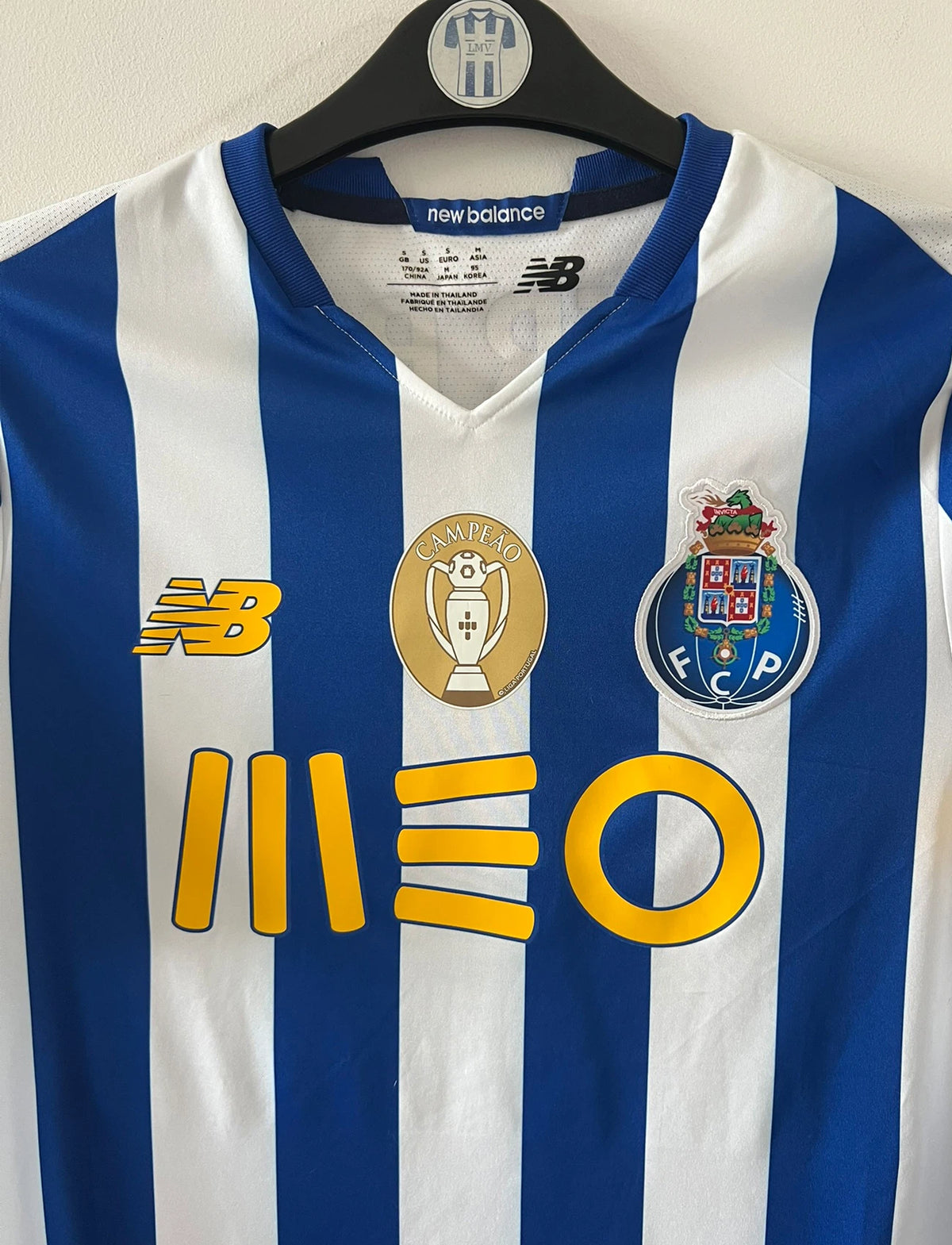Maillot de foot vintage domicile bleu et blanc du FC Porto 2020/2021. On peut retrouver l'équipementier New Balance et les sponsors Meo et Super Bock. Il s'agit d'un maillot authentique d'époque.