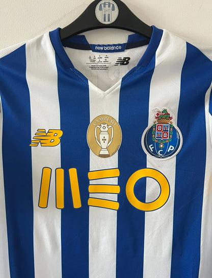 Maillot de foot vintage domicile bleu et blanc du FC Porto 2020/2021. On peut retrouver l'équipementier New Balance et les sponsors Meo et Super Bock. Il s'agit d'un maillot authentique d'époque.