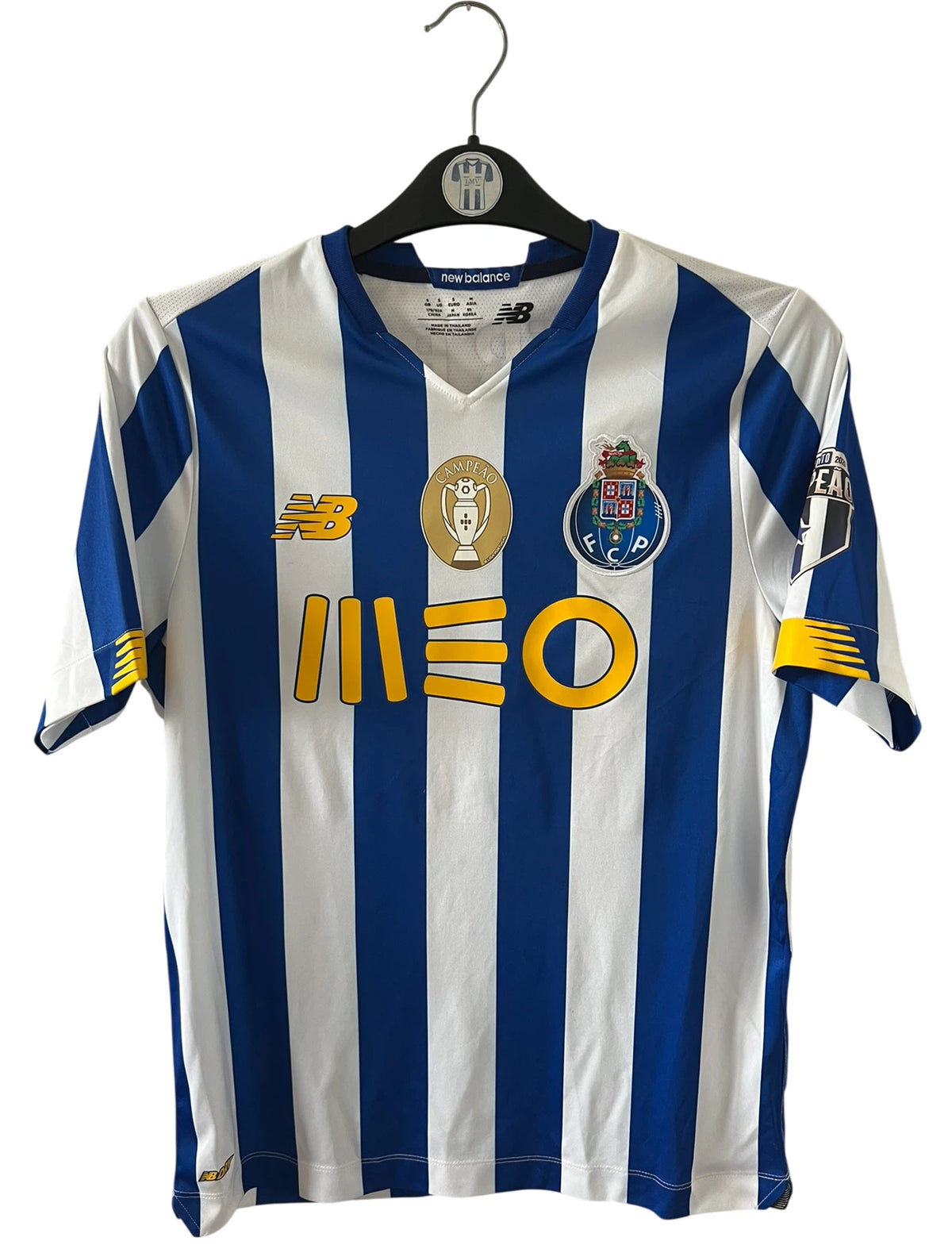 Maillot de foot vintage domicile bleu et blanc du FC Porto 2020/2021. On peut retrouver l'équipementier New Balance et les sponsors Meo et Super Bock. Il s'agit d'un maillot authentique d'époque.