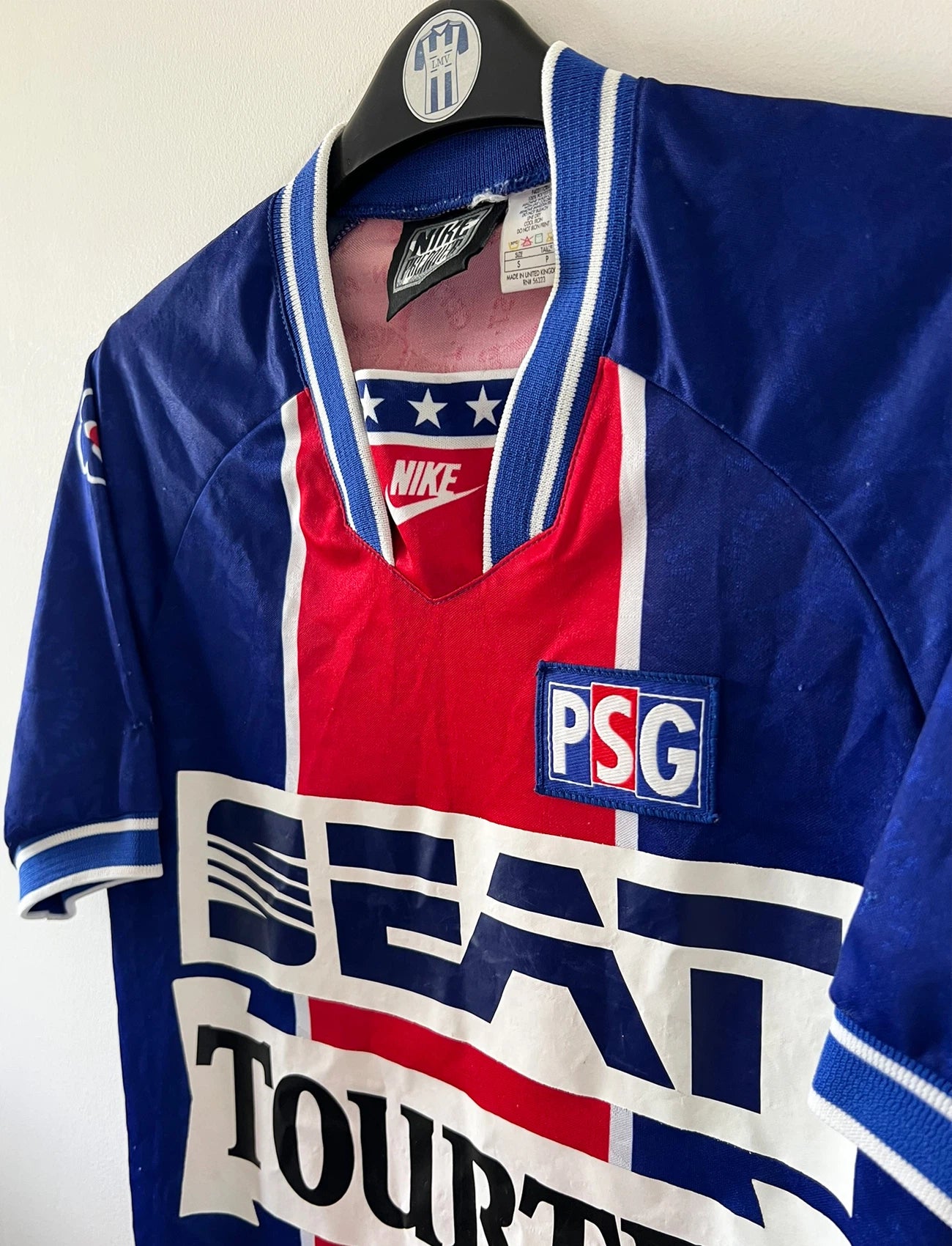 Maillot de foot vintage domicile bleu du PSG 1994/1995. On peut retrouver l'équipementier Nike et le sponsor SEAT et Tourtel. Il s'agit d'un maillot authentique d'époque.