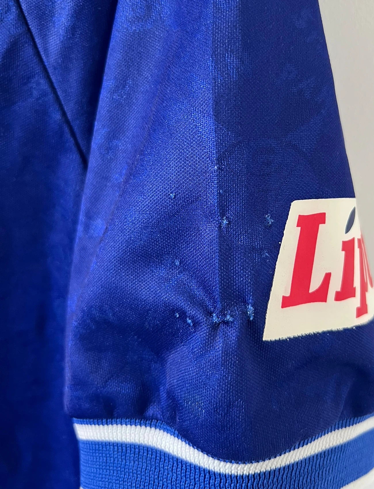 Maillot de foot vintage domicile bleu du PSG 1994/1995. On peut retrouver l'équipementier Nike et le sponsor SEAT et Tourtel. Il s'agit d'un maillot authentique d'époque.