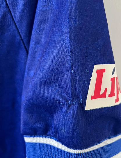 Maillot de foot vintage domicile bleu du PSG 1994/1995. On peut retrouver l'équipementier Nike et le sponsor SEAT et Tourtel. Il s'agit d'un maillot authentique d'époque.
