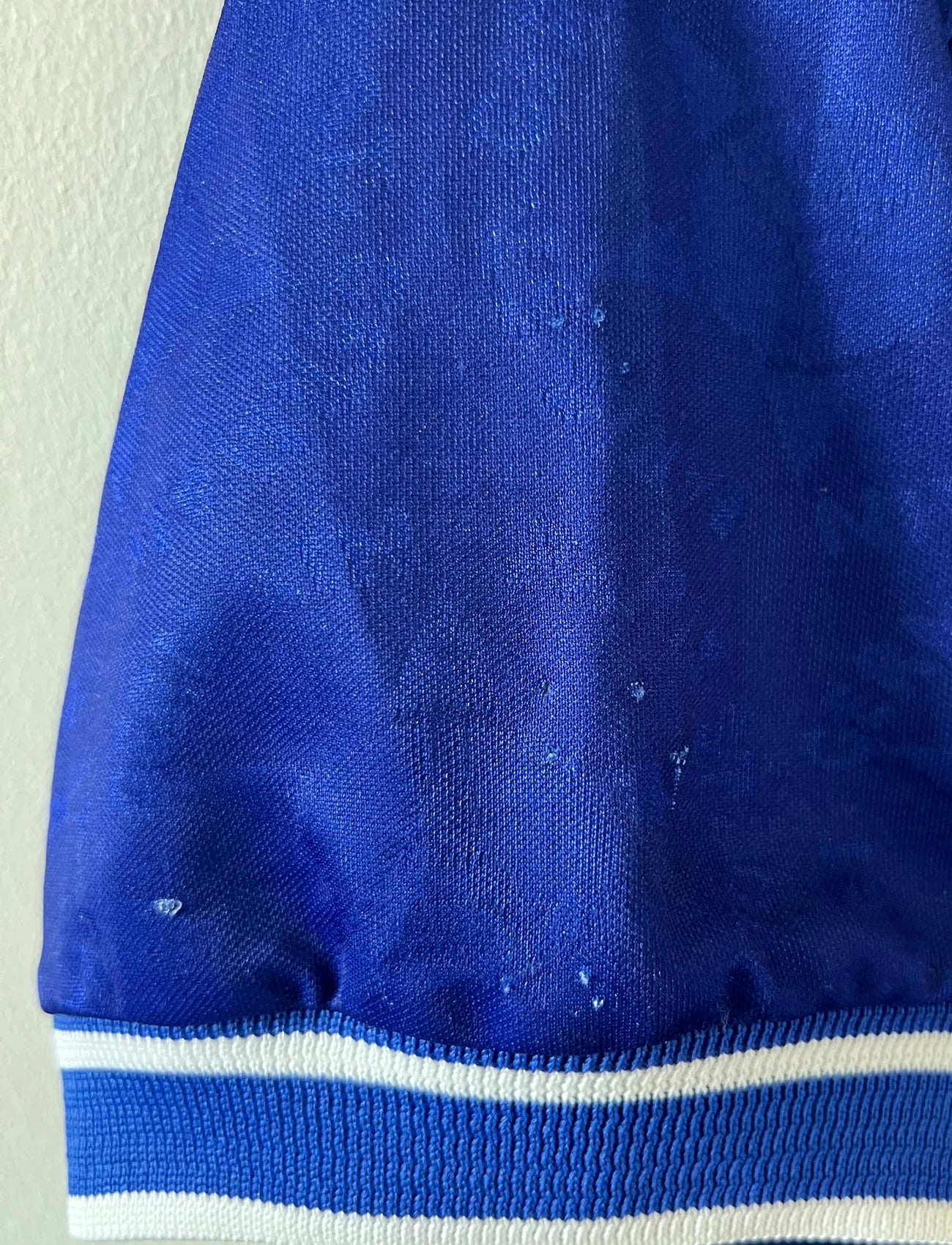 Maillot de foot vintage domicile bleu du PSG 1994/1995. On peut retrouver l'équipementier Nike et le sponsor SEAT et Tourtel. Il s'agit d'un maillot authentique d'époque.