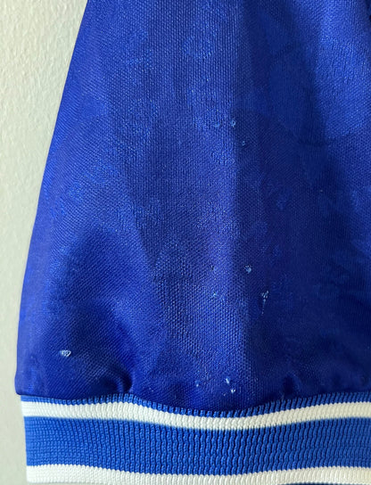 Maillot de foot vintage domicile bleu du PSG 1994/1995. On peut retrouver l'équipementier Nike et le sponsor SEAT et Tourtel. Il s'agit d'un maillot authentique d'époque.