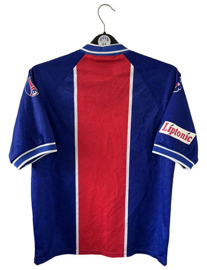 Maillot de foot vintage domicile bleu du PSG 1994/1995. On peut retrouver l'équipementier Nike et le sponsor SEAT et Tourtel. Il s'agit d'un maillot authentique d'époque.