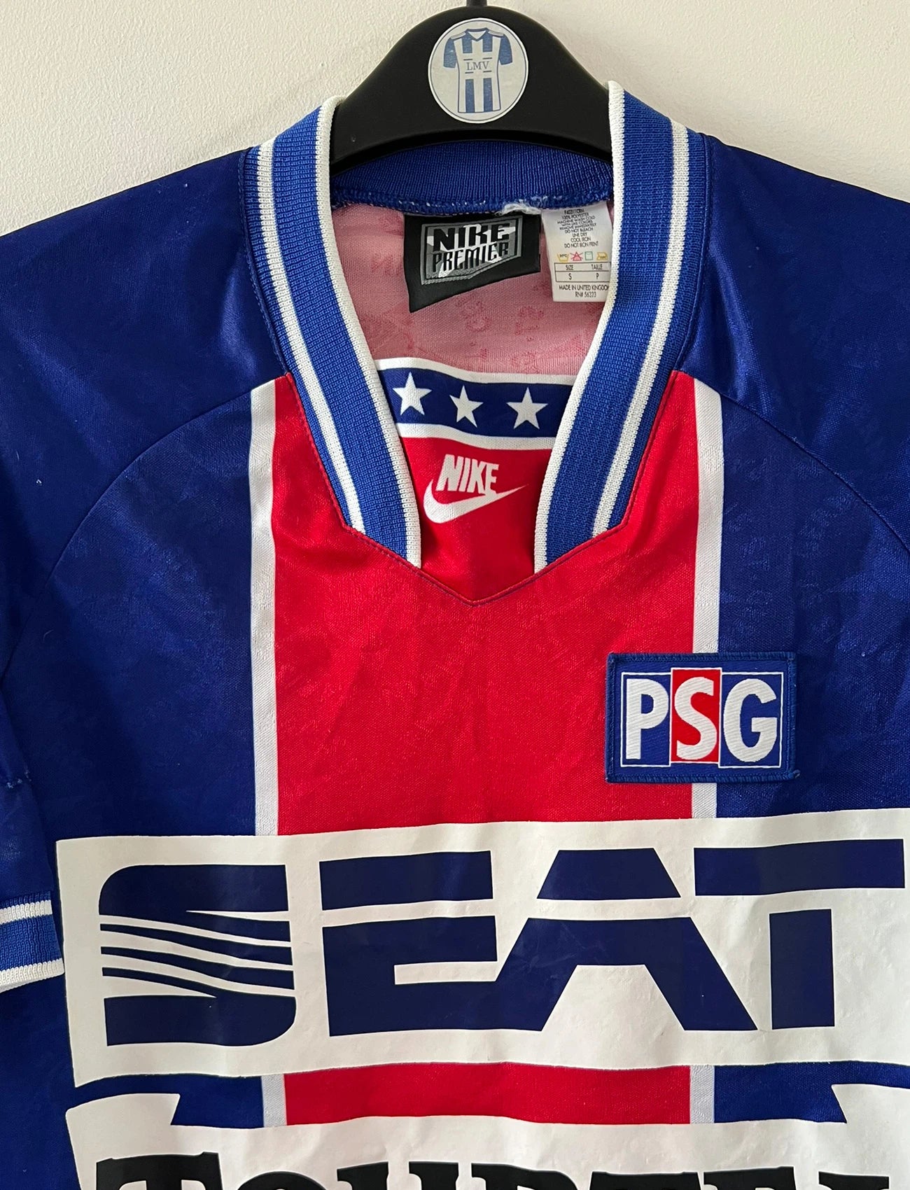 Maillot de foot vintage domicile bleu du PSG 1994/1995. On peut retrouver l'équipementier Nike et le sponsor SEAT et Tourtel. Il s'agit d'un maillot authentique d'époque.
