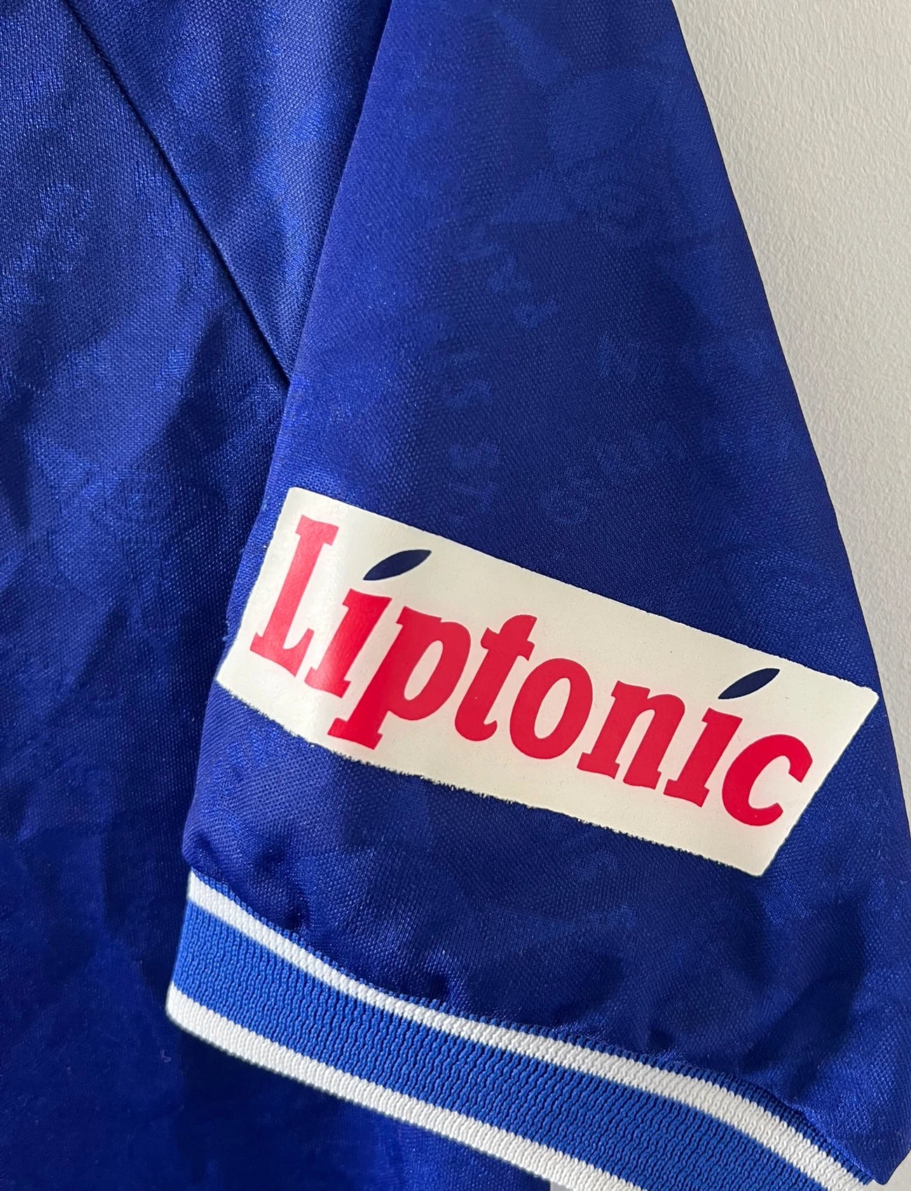 Maillot de foot vintage domicile bleu du PSG 1994/1995. On peut retrouver l'équipementier Nike et le sponsor SEAT et Tourtel. Il s'agit d'un maillot authentique d'époque.