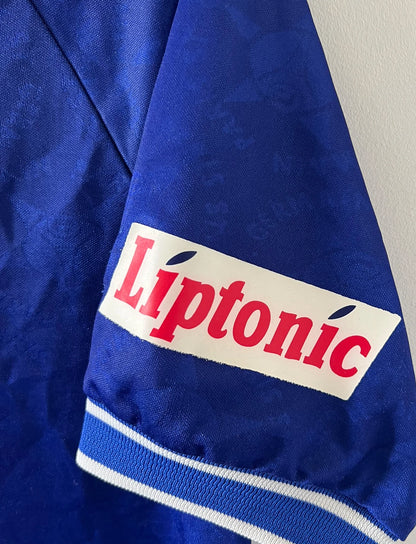 Maillot de foot vintage domicile bleu du PSG 1994/1995. On peut retrouver l'équipementier Nike et le sponsor SEAT et Tourtel. Il s'agit d'un maillot authentique d'époque.