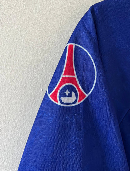 Maillot de foot vintage domicile bleu du PSG 1994/1995. On peut retrouver l'équipementier Nike et le sponsor SEAT et Tourtel. Il s'agit d'un maillot authentique d'époque.