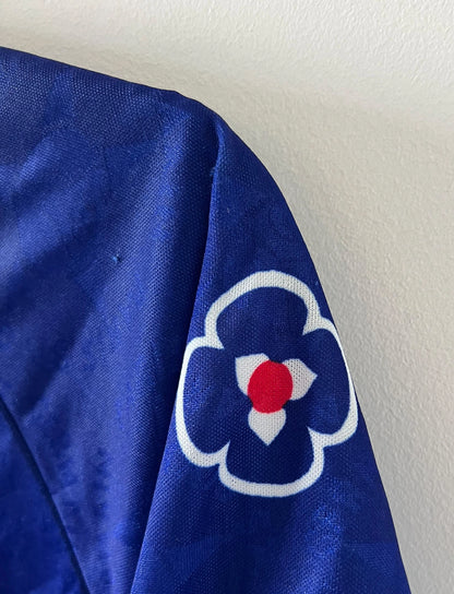 Maillot de foot vintage domicile bleu du PSG 1994/1995. On peut retrouver l'équipementier Nike et le sponsor SEAT et Tourtel. Il s'agit d'un maillot authentique d'époque.