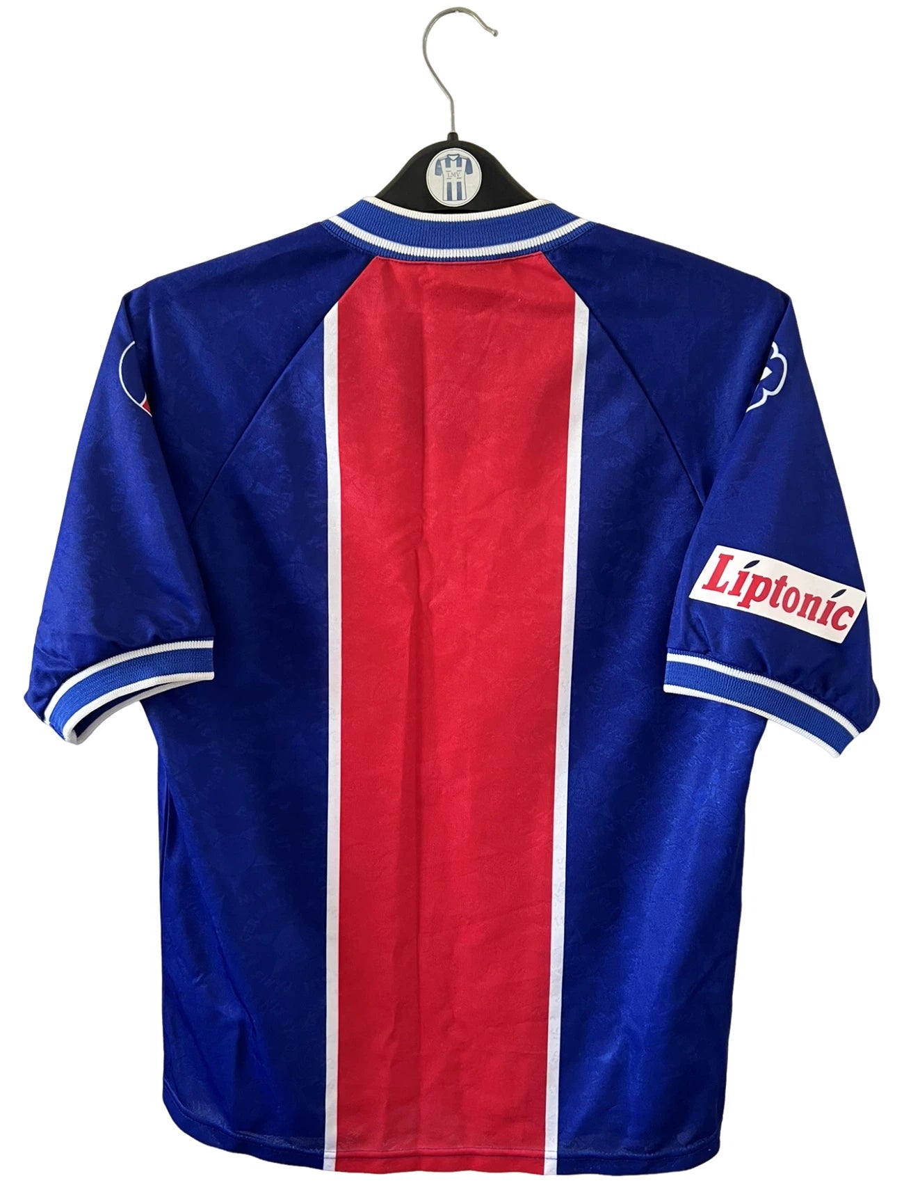 Maillot de foot vintage domicile bleu et rouge du PSG 1994/1995. On peut retrouver l'équipementier Nike et le sponsor SEAT et Tourtel. Il s'agit d'un maillot authentique d'époque.