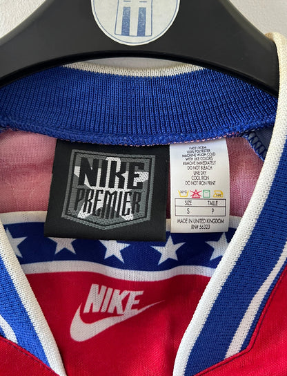 Maillot de foot vintage domicile bleu et rouge du PSG 1994/1995. On peut retrouver l'équipementier Nike et le sponsor SEAT et Tourtel. Il s'agit d'un maillot authentique d'époque.