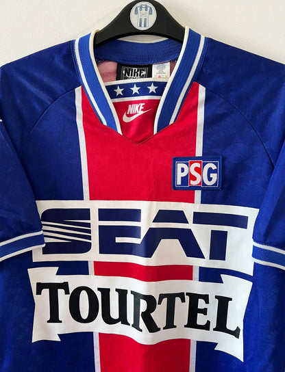 Maillot de foot vintage domicile bleu et rouge du PSG 1994/1995. On peut retrouver l'équipementier Nike et le sponsor SEAT et Tourtel. Il s'agit d'un maillot authentique d'époque.