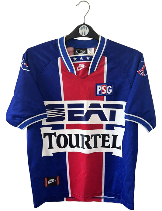 Maillot de foot vintage domicile bleu et rouge du PSG 1994/1995. On peut retrouver l'équipementier Nike et le sponsor SEAT et Tourtel. Il s'agit d'un maillot authentique d'époque.