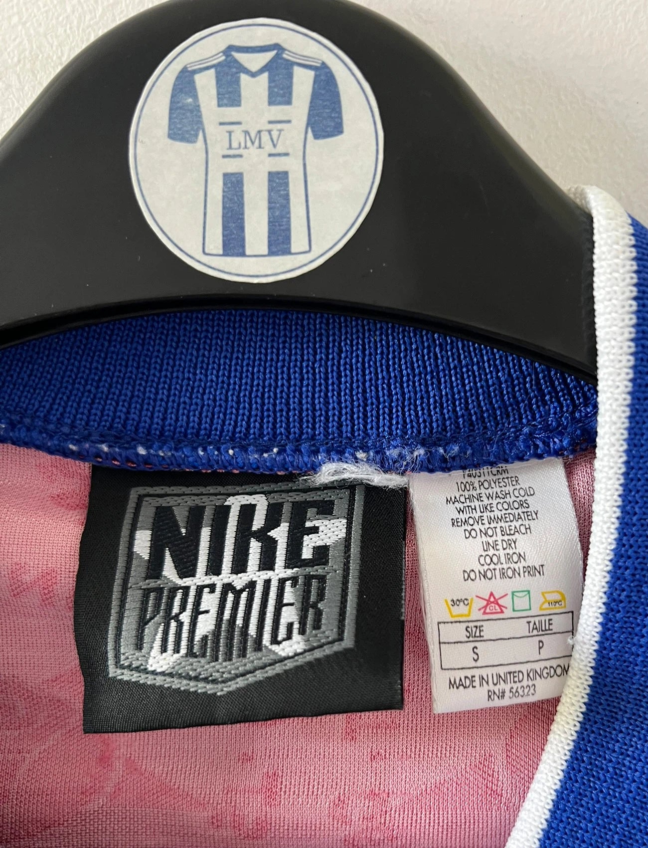 Maillot de foot vintage domicile bleu du PSG 1994/1995. On peut retrouver l'équipementier Nike et le sponsor SEAT et Tourtel. Il s'agit d'un maillot authentique d'époque.