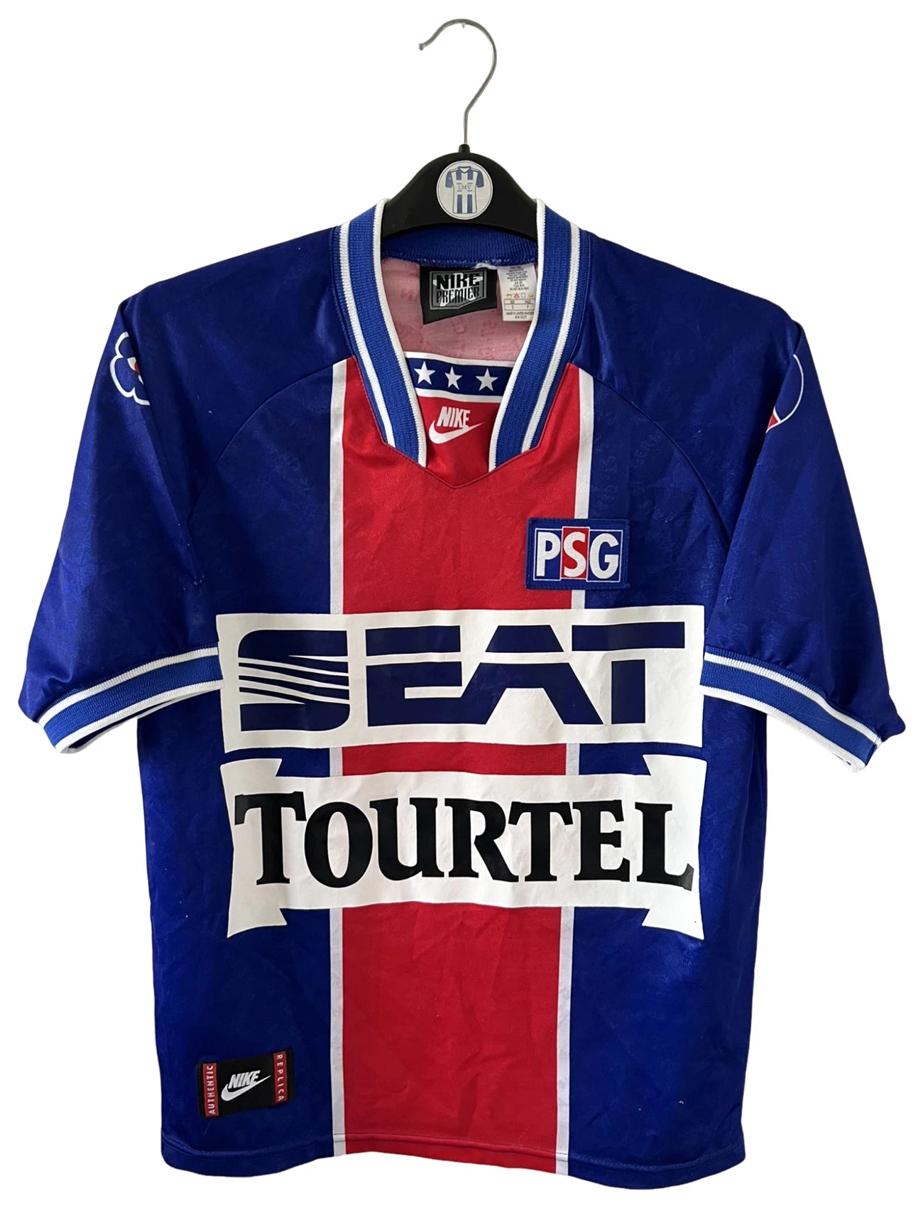 Maillot de foot vintage domicile bleu du PSG 1994/1995. On peut retrouver l'équipementier Nike et le sponsor SEAT et Tourtel. Il s'agit d'un maillot authentique d'époque.