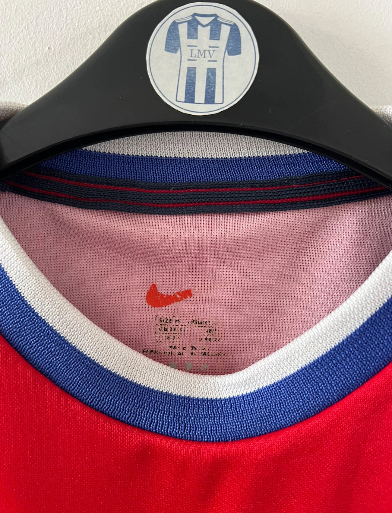 Maillot de foot vintage domicile rouge et bleu du PSG 1999/2000. On peut retrouver l'équipementier Nike et le sponsor Opel. Il s'agit d'un maillot authentique d'époque.