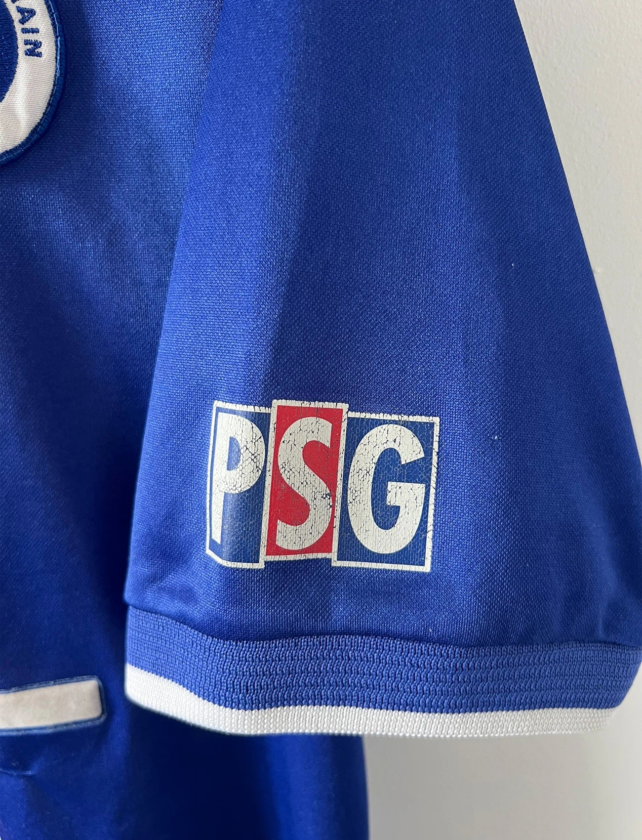 Maillot de foot vintage domicile rouge et bleu du PSG 1999/2000. On peut retrouver l'équipementier Nike et le sponsor Opel. Il s'agit d'un maillot authentique d'époque.