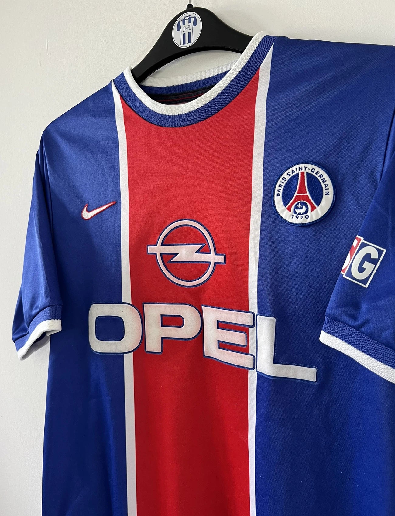 Maillot de foot vintage domicile du PSG de la saison 1999/2000. Le maillot est de couleur bleu et rouge. On peut retrouver l'équipementier nike et le sponsor Opel. Le maillot est floqué du numéro 11 Laurent Robert. Il s''agit d'un maillot authentique d'époque comportant l'étiquette avec les numéros F9 CRM