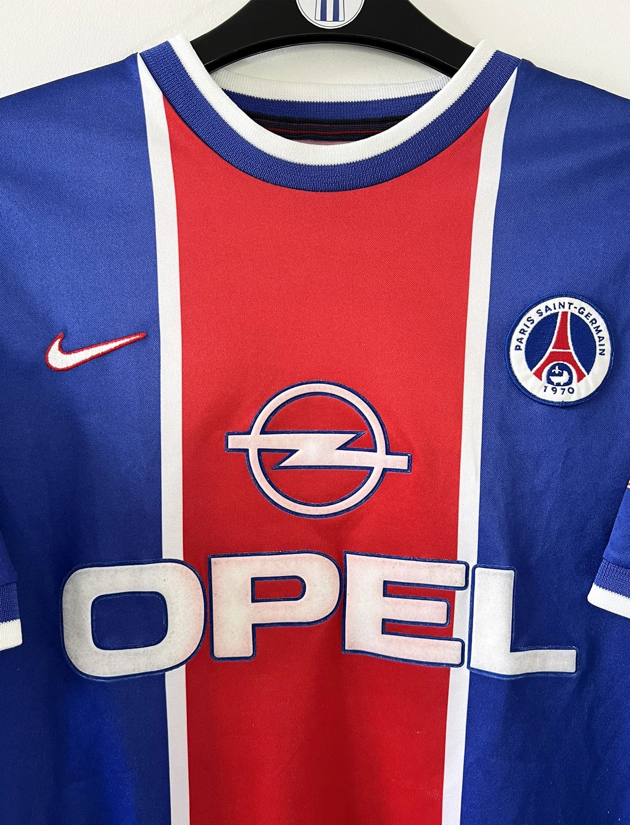 Maillot de foot vintage domicile du PSG de la saison 1999/2000. Le maillot est de couleur bleu et rouge. On peut retrouver l'équipementier nike et le sponsor Opel. Le maillot est floqué du numéro 11 Laurent Robert. Il s''agit d'un maillot authentique d'époque comportant l'étiquette avec les numéros F9 CRM