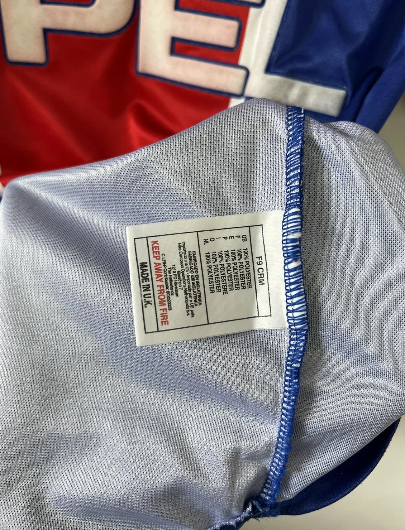 Maillot de foot vintage domicile du PSG de la saison 1999/2000. Le maillot est de couleur bleu et rouge. On peut retrouver l'équipementier nike et le sponsor Opel. Le maillot est floqué du numéro 11 Laurent Robert. Il s''agit d'un maillot authentique d'époque comportant l'étiquette avec les numéros F9 CRM