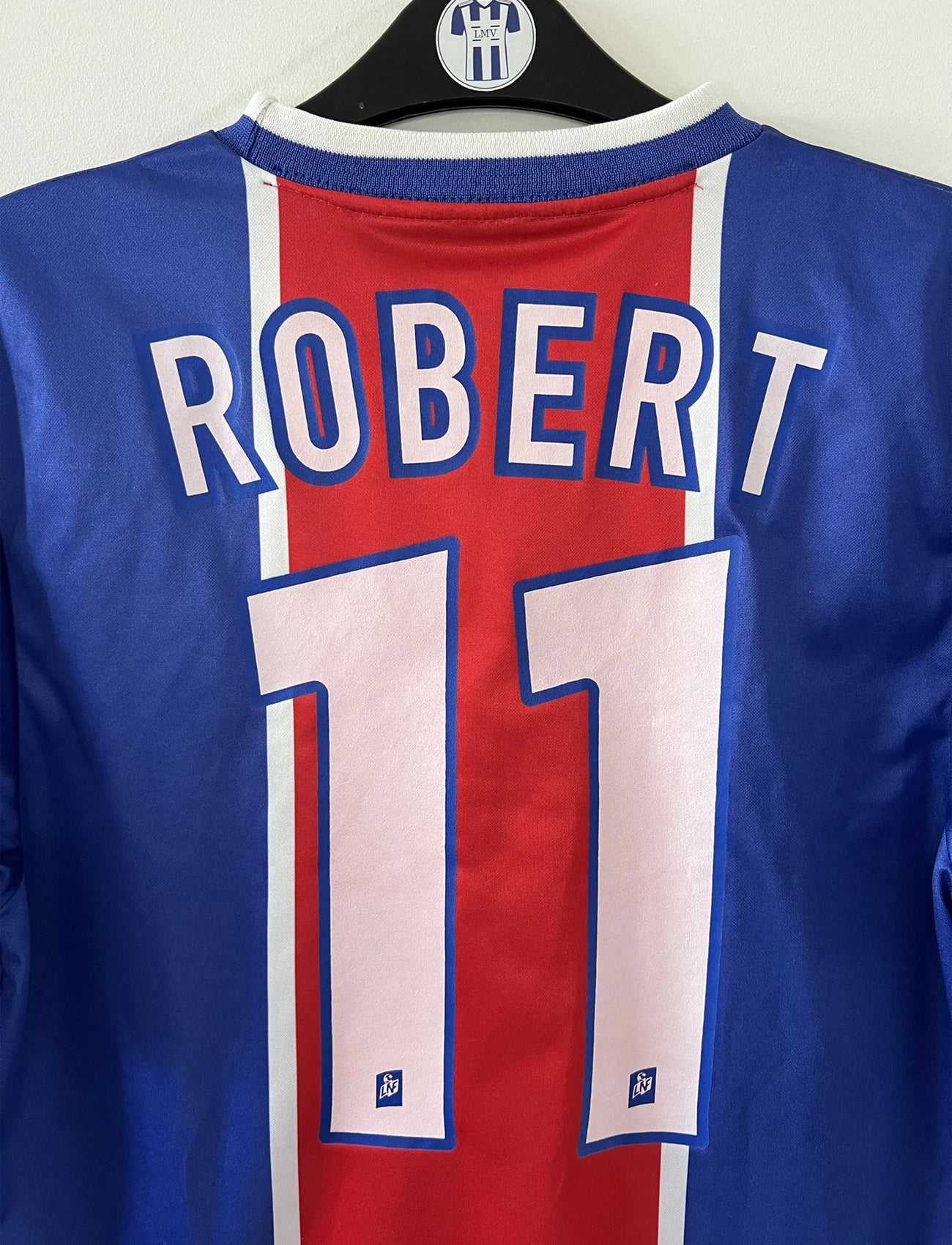Maillot de foot vintage domicile du PSG de la saison 1999/2000. Le maillot est de couleur bleu et rouge. On peut retrouver l'équipementier nike et le sponsor Opel. Le maillot est floqué du numéro 11 Laurent Robert. Il s''agit d'un maillot authentique d'époque comportant l'étiquette avec les numéros F9 CRM