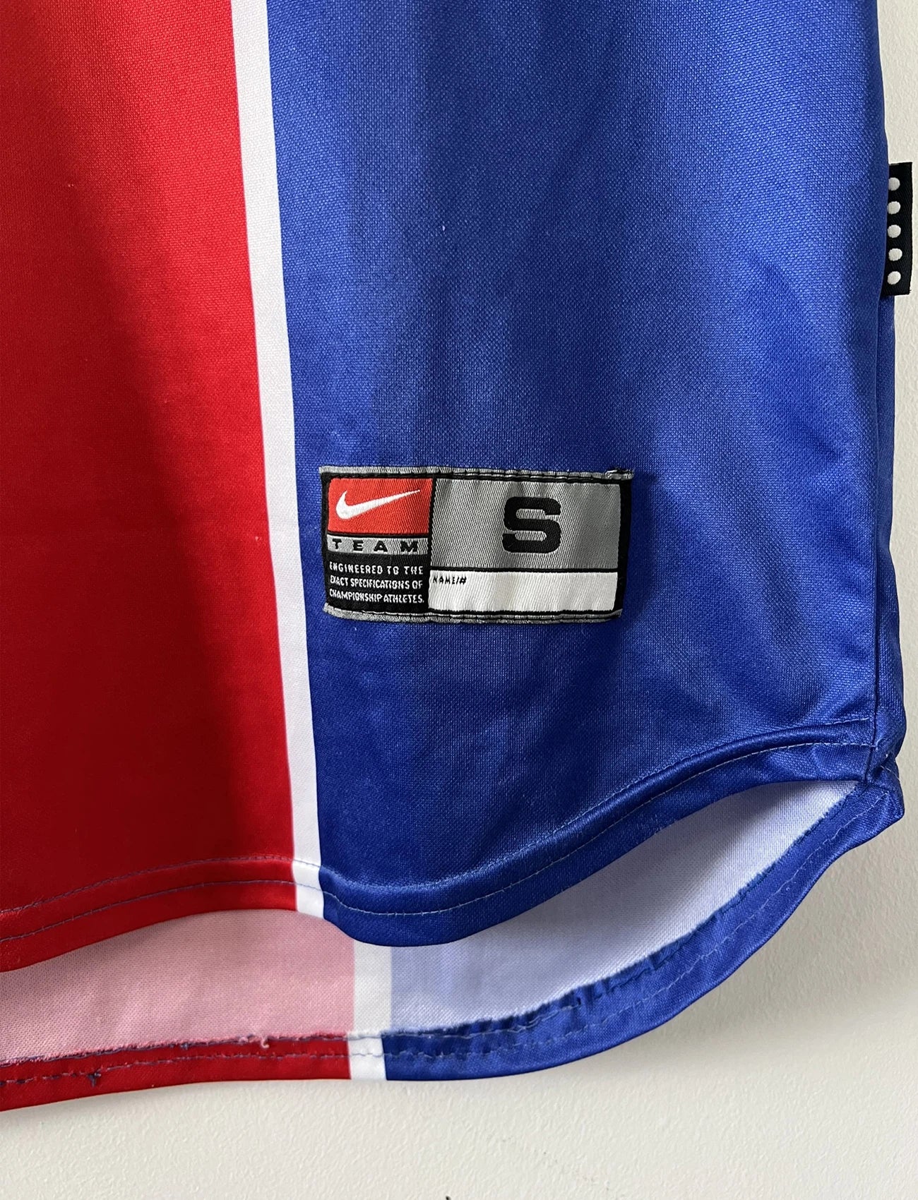 Maillot de foot vintage domicile du PSG de la saison 1999/2000. Le maillot est de couleur bleu et rouge. On peut retrouver l'équipementier nike et le sponsor Opel. Le maillot est floqué du numéro 11 Laurent Robert. Il s''agit d'un maillot authentique d'époque comportant l'étiquette avec les numéros F9 CRM