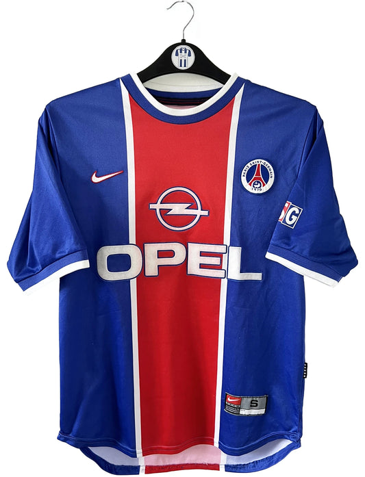 Maillot de foot vintage domicile du PSG de la saison 1999/2000. Le maillot est de couleur bleu et rouge. On peut retrouver l'équipementier nike et le sponsor Opel. Le maillot est floqué du numéro 11 Laurent Robert. Il s''agit d'un maillot authentique d'époque comportant l'étiquette avec les numéros F9 CRM