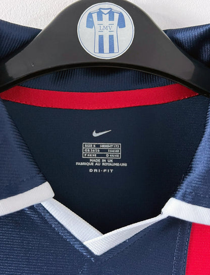 Maillot de foot vinage domicile bleu du PSG de la saison 2001/2002. On peut retrouver l'équipementier Nike et le sponsor Opel. Il s'agit d'un maillot authentique d'époque.