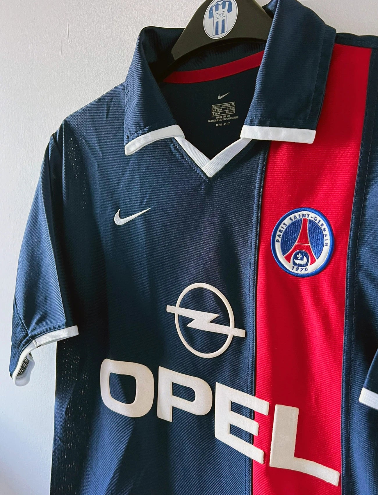 Maillot de foot vinage domicile bleu du PSG de la saison 2001/2002. On peut retrouver l'équipementier Nike et le sponsor Opel. Il s'agit d'un maillot authentique d'époque.