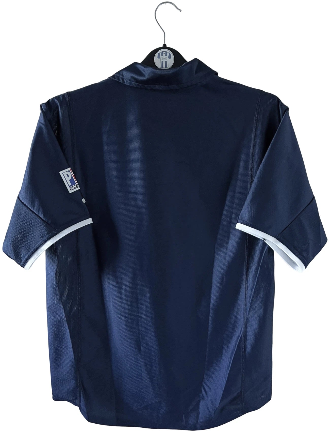 Maillot de foot vinage domicile bleu du PSG de la saison 2001/2002. On peut retrouver l'équipementier Nike et le sponsor Opel. Il s'agit d'un maillot authentique d'époque.