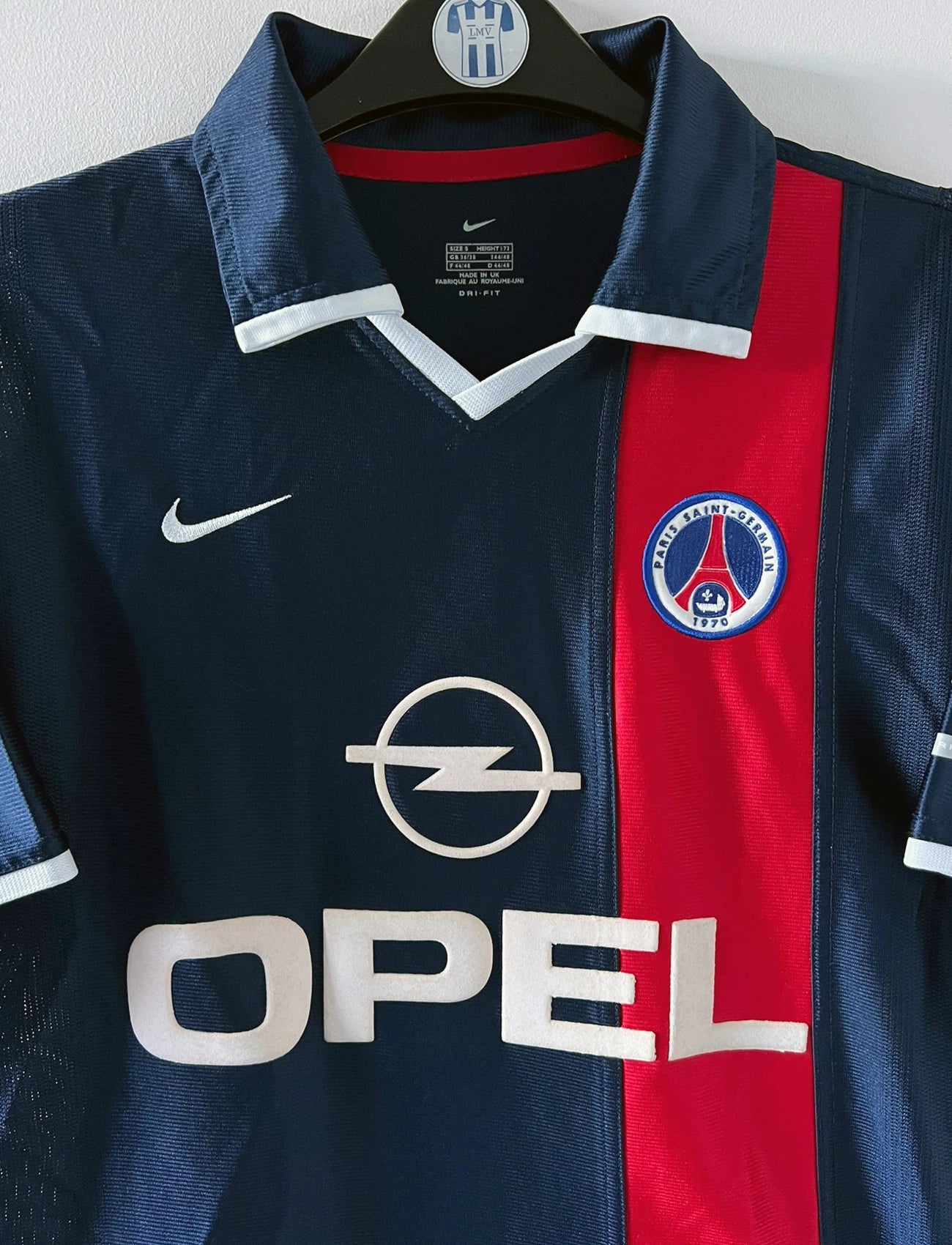 Maillot de foot vinage domicile bleu du PSG de la saison 2001/2002. On peut retrouver l'équipementier Nike et le sponsor Opel. Il s'agit d'un maillot authentique d'époque.