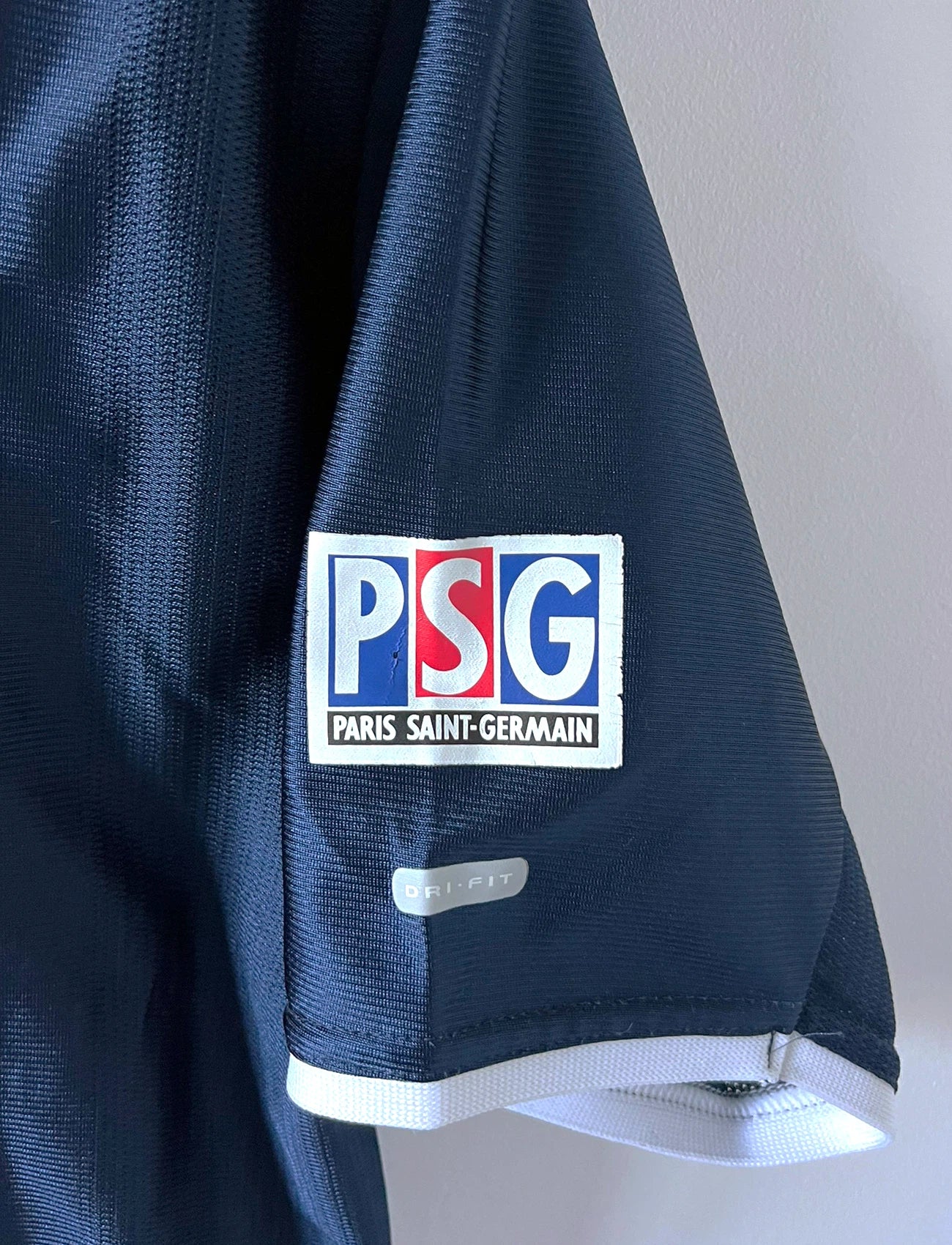 Maillot de foot vinage domicile bleu du PSG de la saison 2001/2002. On peut retrouver l'équipementier Nike et le sponsor Opel. Il s'agit d'un maillot authentique d'époque.