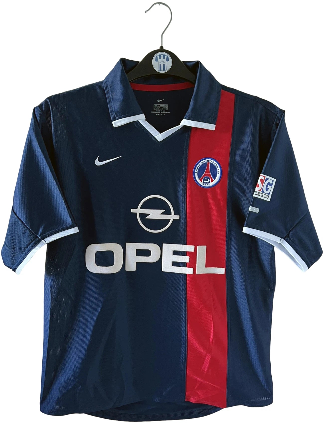 Maillot de foot vinage domicile bleu du PSG de la saison 2001/2002. On peut retrouver l'équipementier Nike et le sponsor Opel. Il s'agit d'un maillot authentique d'époque.