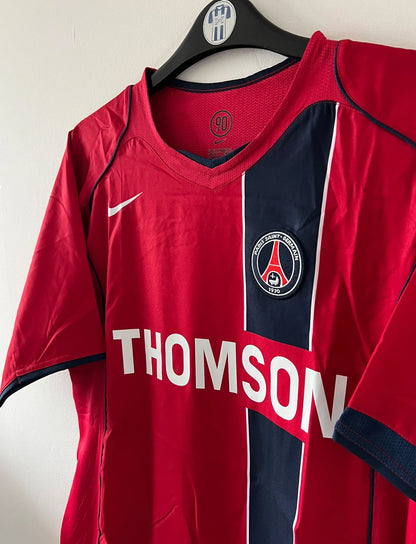 Maillot de foot vintage extérieur rouge du PSG de la saison 2004/2005. On peut retrouver l'équipementier Nike et le sponsor Thomson. Il s'agit d'un maillot authentique d'époque.