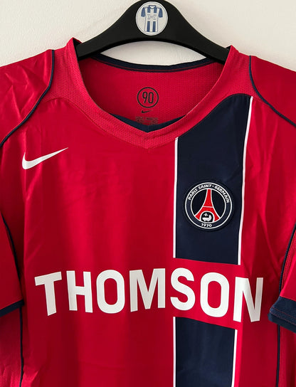 Maillot de foot vintage extérieur rouge du PSG de la saison 2004/2005. On peut retrouver l'équipementier Nike et le sponsor Thomson. Il s'agit d'un maillot authentique d'époque.