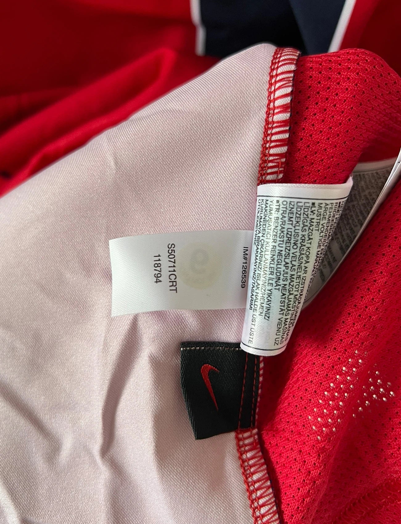 Maillot de foot vintage extérieur rouge du PSG de la saison 2004/2005. On peut retrouver l'équipementier Nike et le sponsor Thomson. Il s'agit d'un maillot authentique d'époque.