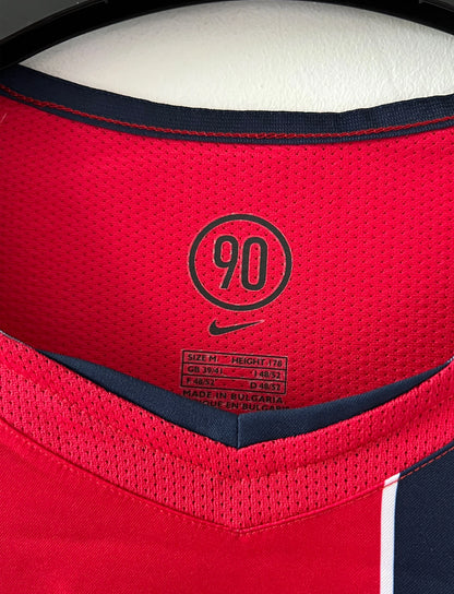 Maillot de foot vintage extérieur rouge du PSG de la saison 2004/2005. On peut retrouver l'équipementier Nike et le sponsor Thomson. Il s'agit d'un maillot authentique d'époque.
