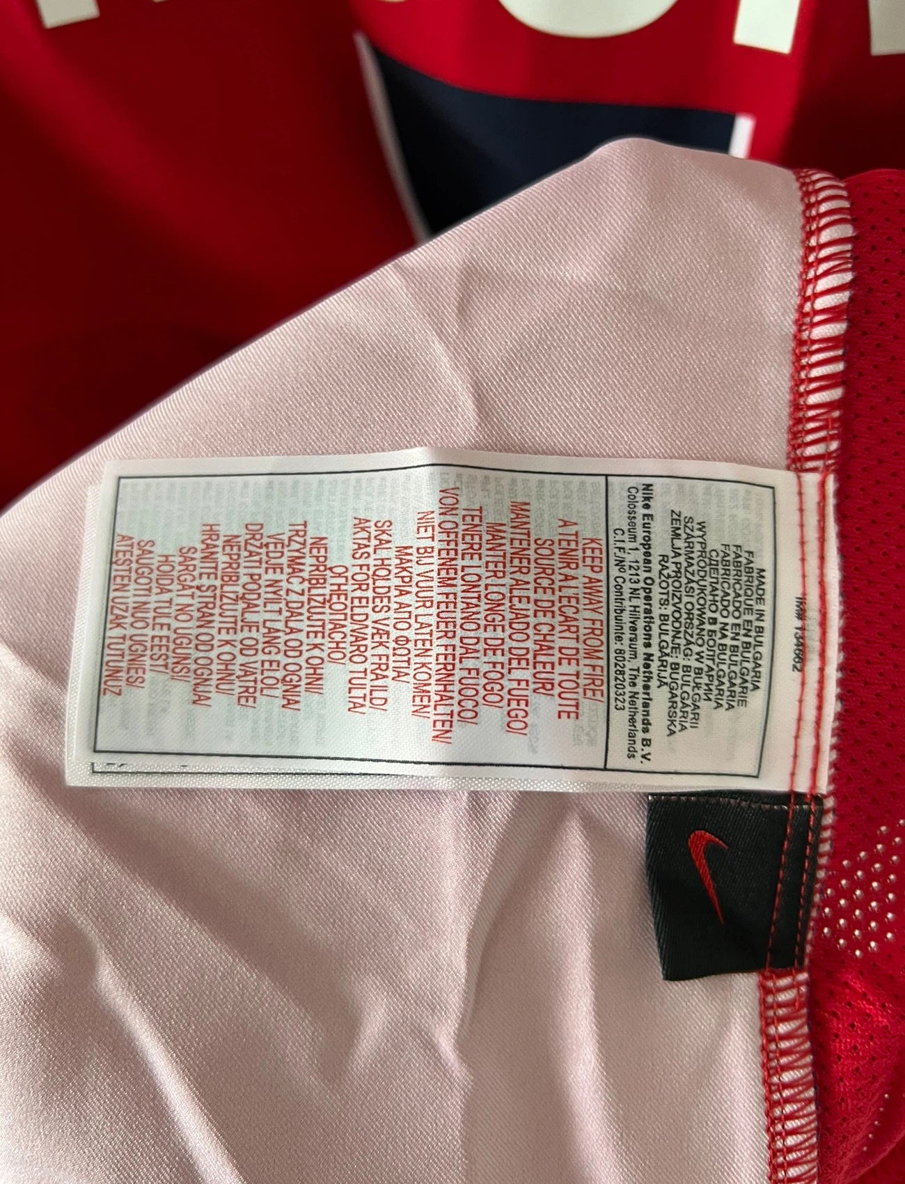 Maillot de foot vintage extérieur rouge du PSG de la saison 2004/2005. On peut retrouver l'équipementier Nike et le sponsor Thomson. Il s'agit d'un maillot authentique d'époque.