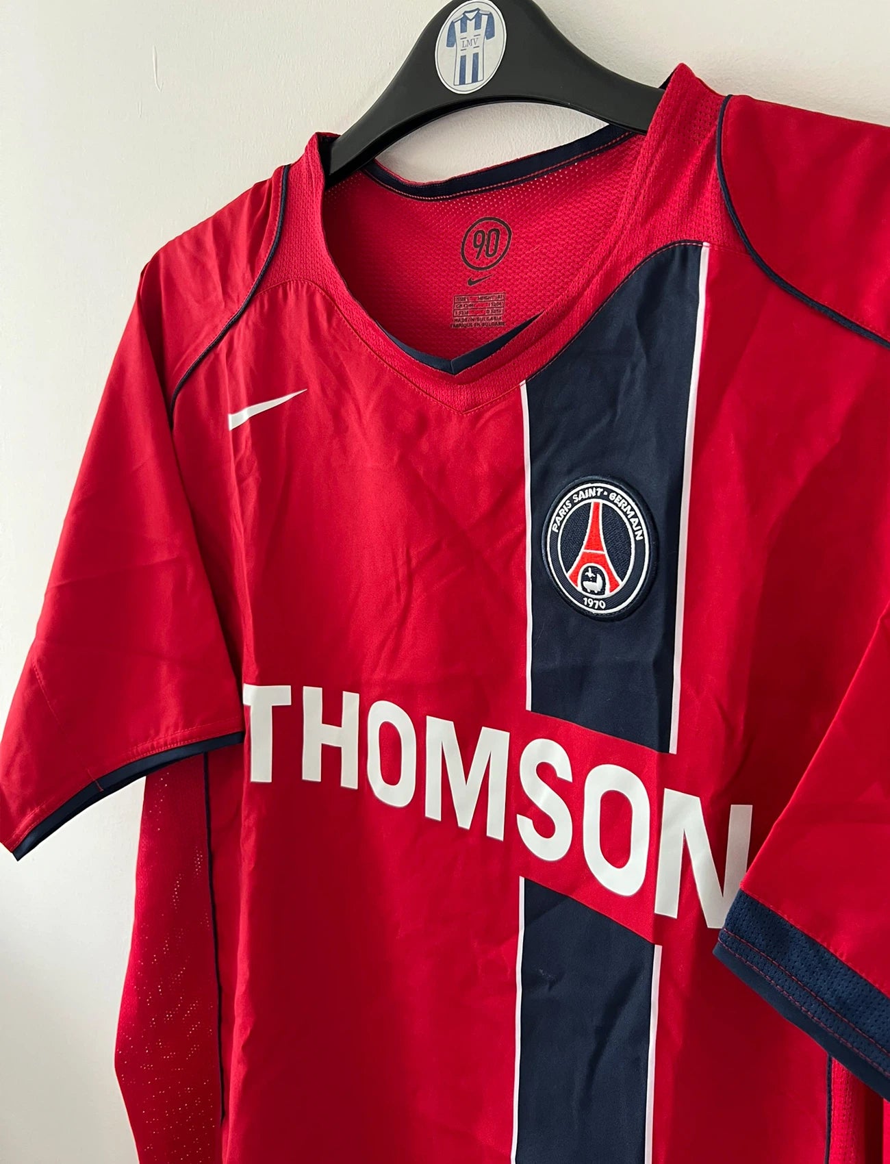 Maillot de foot vintage extérieur rouge du PSG de la saison 2004/2005. On peut retrouver l'équipementier Nike et le sponsor Thomson. Il s'agit d'un maillot authentique d'époque.
